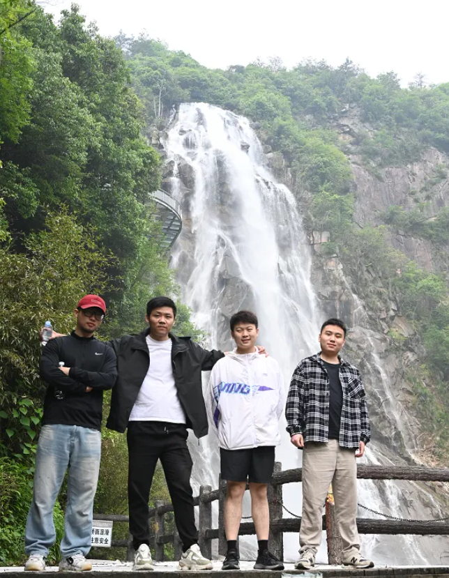 永利集团风管销售中心员工在安徽明堂山景区照片